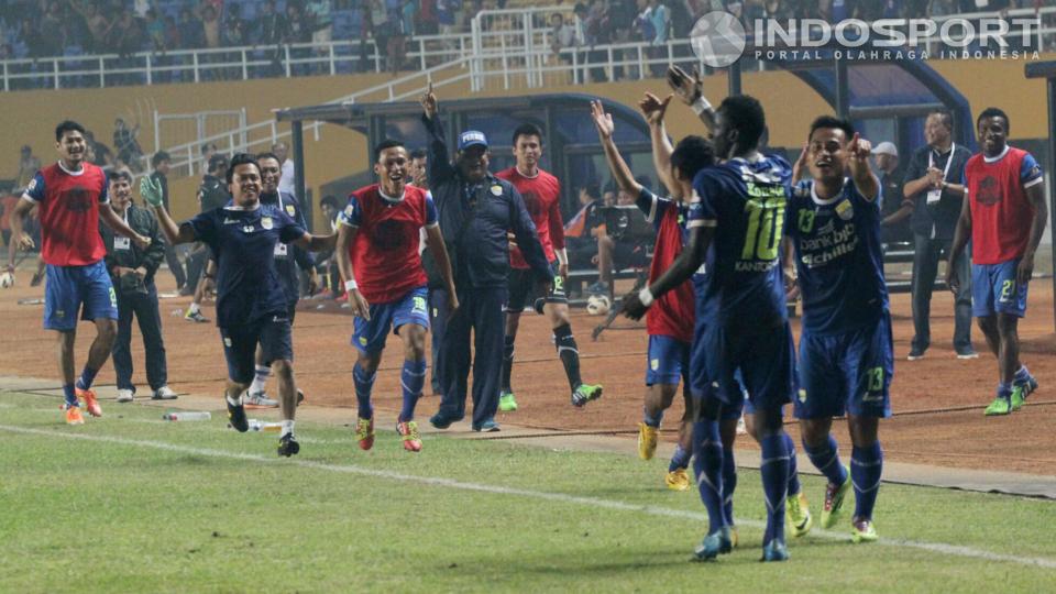 Para pemain Persib Bandung beserta official team merayakan gol ketiga yang dicetak Makan Konate. Gol tersebut langsung mempupuskan harapan Arema Cronus untuk ke final ISL 2014.